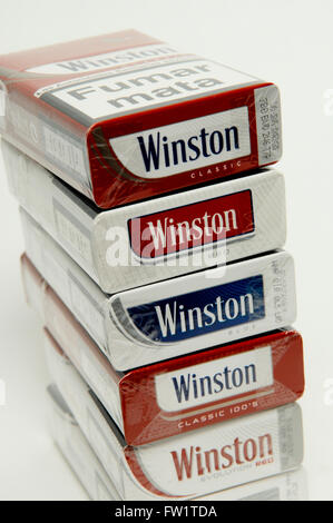 Sélection de cigarettes Winston sur fond blanc Banque D'Images