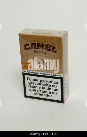 Les cigarettes Camel paquets essentiels sur le fond blanc Banque D'Images