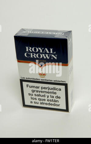 Couronne royale des cigarettes sur fond blanc Banque D'Images