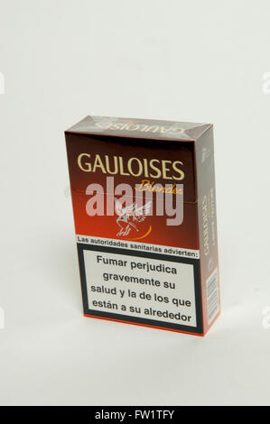 Paquet de cigarettes Gauloises Blondes sur fond blanc Banque D'Images