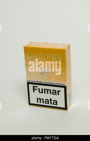 Paquet de cigarettes Gauloises Blondes sur fond blanc Banque D'Images