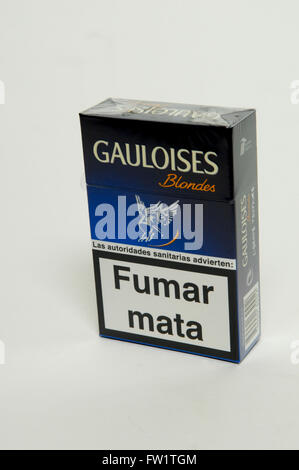 Paquet de cigarettes Gauloises Blondes sur fond blanc Banque D'Images