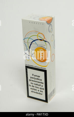 Sélection de cigarettes en vente dans un bureau de tabac. Banque D'Images