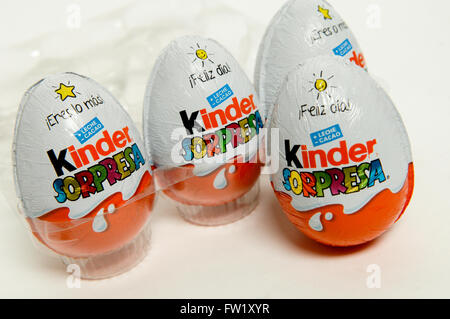 Kinder Surprise, également connu sous le nom d'un oeuf Kinder fabriqués par la société italienne Ferrero prises sur fond blanc. Banque D'Images