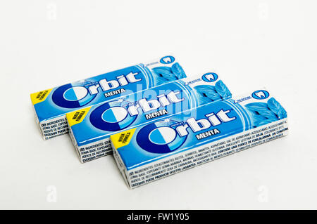 Chewing-gum sans sucre l'orbite de la société Wrigley. Aux États-Unis prises sur un fond blanc. Banque D'Images