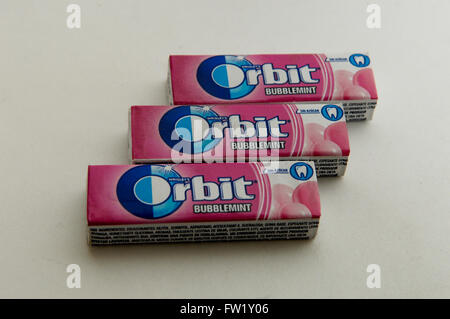 Chewing-gum sans sucre l'orbite de la société Wrigley. Aux États-Unis prises sur un fond blanc. Banque D'Images