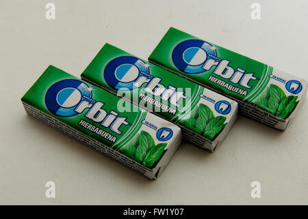 Chewing-gum sans sucre l'orbite de la société Wrigley. Aux États-Unis prises sur un fond blanc. Banque D'Images