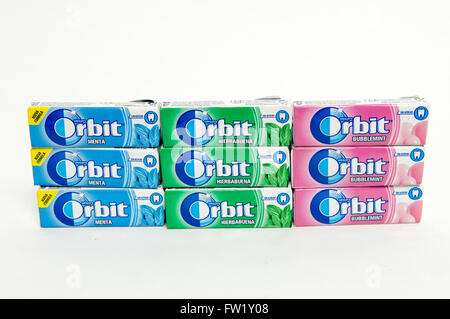 Chewing-gum sans sucre l'orbite de la société Wrigley. Aux États-Unis prises sur un fond blanc. Banque D'Images