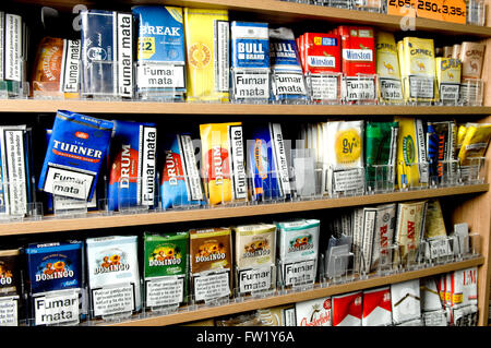 Sélection de part le tabac à rouler en vente dans un bureau de tabac. Banque D'Images