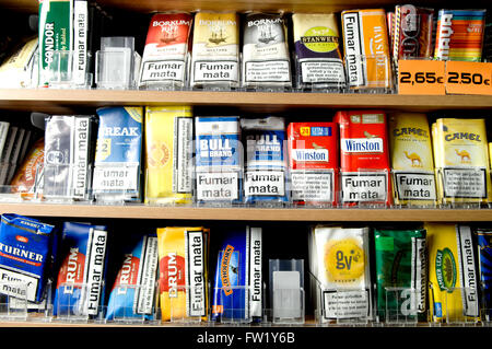 Sélection de part le tabac à rouler en vente dans un bureau de tabac. Banque D'Images