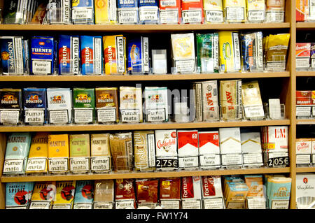 Sélection de part le tabac à rouler en vente dans un bureau de tabac. Banque D'Images