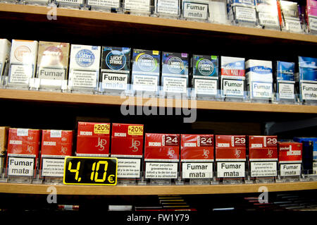 Sélection de cigarettes en vente dans un bureau de tabac. Banque D'Images