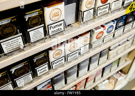 Sélection de cigarettes Lucky Strike en vente dans un bureau de tabac. Banque D'Images