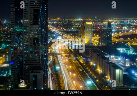 Dubaï de nuit à l'Est le long de la route Sheikh Zayed à partir de la station de métro Emirates Towers Banque D'Images