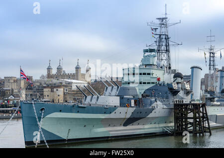 Le HMS Belfast avec Tour de Londres en arrière-plan. London, UK Banque D'Images
