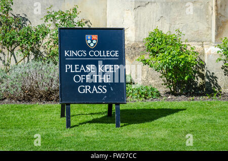 King's College 'Ne pas marcher sur la pelouse (signe, Cambridge, Royaume-Uni Banque D'Images