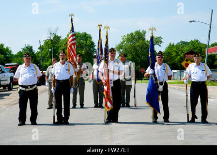 Americus, Kansas, USA, 14 juin, 2014 Membres de l'Emporia Kansas American Legion post color guard mener la parade. Le défilé annuel de Americus jours a lieu sur les 3 blocs de la rue Main Americus est une ville de Lyon County, Kansas, United States. Comme le recensement de 2010, de la population de la ville était 896. Il fait partie de la zone statistique Micropolitaines Emporia. Credit : Mark Reinstein Banque D'Images