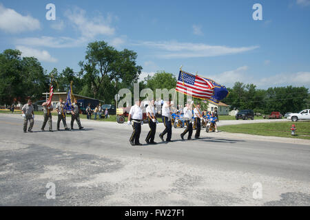 Americus, Kansas, USA, 14 juin, 2014 Membres de l'Emporia Kansas American Legion post color guard mener la parade. Le défilé annuel de Americus jours a lieu sur les 3 blocs de la rue Main Americus est une ville de Lyon County, Kansas, United States. Comme le recensement de 2010, de la population de la ville était 896. Il fait partie de la zone statistique Micropolitaines Emporia. Credit : Mark Reinstein Banque D'Images