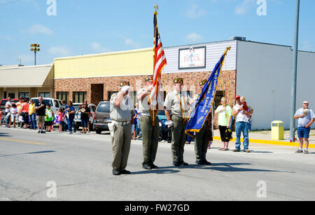 Americus, Kansas 6-14-2014 Membres de l'Emporia Kansas American Legion post color guard mener la parade. Le défilé annuel de Americus jours a lieu sur les 3 blocs de la rue Main Americus est une ville de Lyon County, Kansas, United States. Comme le recensement de 2010, de la population de la ville était 896. Il fait partie de la zone statistique Micropolitaines Emporia. Credit : Mark Reinstein Banque D'Images