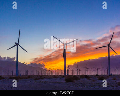 Une ferme éolienne à l'extérieur de Palm Springs, en Californie, lors d'un coucher de soleil colorés. Banque D'Images