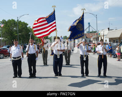 Americus, Kansas, USA, 14 juin, 2014 Membres de l'Emporia Kansas American Legion post color guard mener la parade. Le défilé annuel de Americus jours a lieu sur les 3 blocs de la rue Main Americus est une ville de Lyon County, Kansas, United States. Comme le recensement de 2010, de la population de la ville était 896. Il fait partie de la zone statistique Micropolitaines Emporia. Credit : Mark Reinstein Banque D'Images