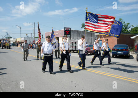 Americus, Kansas, USA, 14 juin, 2014 Membres de l'Emporia Kansas American Legion post color guard mener la parade. Le défilé annuel de Americus jours a lieu sur les 3 blocs de la rue Main Americus est une ville de Lyon County, Kansas, United States. Comme le recensement de 2010, de la population de la ville était 896. Il fait partie de la zone statistique Micropolitaines Emporia. Credit : Mark Reinstein Banque D'Images