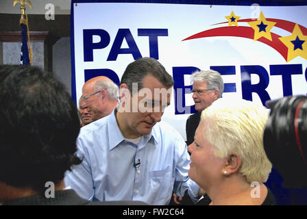 Wichita, Kansas, États-Unis, le 9 octobre 2014, le sénateur Ted Cruz salue des partisans après Crédit : Mark Reinstein rallye Banque D'Images