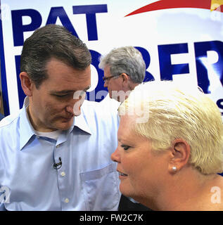 Wichita, Kansas, États-Unis, le 9 octobre 2014, le sénateur Ted Cruz salue des partisans après Crédit : Mark Reinstein rallye Banque D'Images