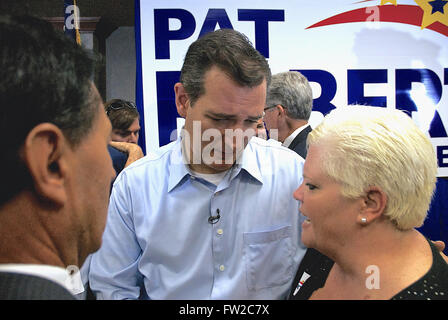 Wichita, Kansas, États-Unis, le 9 octobre 2014, le sénateur Ted Cruz salue des partisans après Crédit : Mark Reinstein rallye Banque D'Images