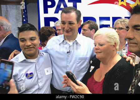 Wichita, Kansas, États-Unis, le 9 octobre 2014, le sénateur Ted Cruz salue des partisans après Crédit : Mark Reinstein rallye Banque D'Images