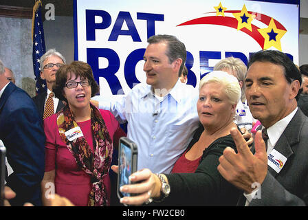 Wichita, Kansas, États-Unis, le 9 octobre 2014, le sénateur Ted Cruz salue des partisans après Crédit : Mark Reinstein rallye Banque D'Images