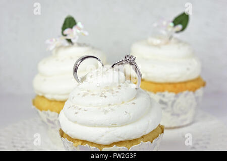 Paire de bagues de mariage en glaçage cupcake avec star paillettes. Banque D'Images