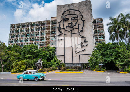 La Havane, Cuba - 22 septembre 2015 : vintage car les touristes sur la Plaza de la Révolution, La Havane, Cuba. Banque D'Images