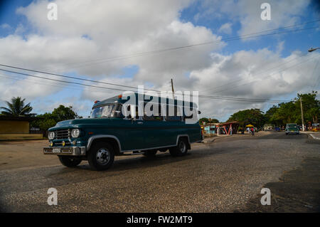 La HAVANE, CUBA - 10 décembre, 2014 voiture américaine classique sur la rue à La Havane, Cuba.Cuba est connu pour la beauté de son millésime Banque D'Images