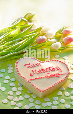 Gâteau avec le lettrage qui dit Zum Muttertag, pour la Fête des mères avec des fleurs Banque D'Images