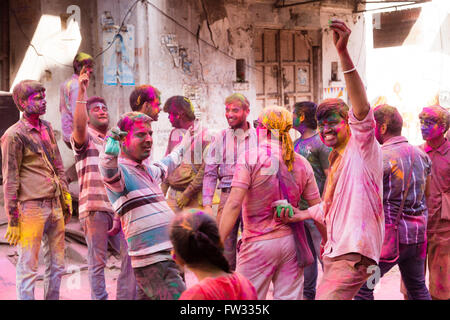 Les hommes célèbrent Holi, Festival, les hindous célèbrent le début du printemps, en jetant de l'eau colorée et de poudre gulal Banque D'Images