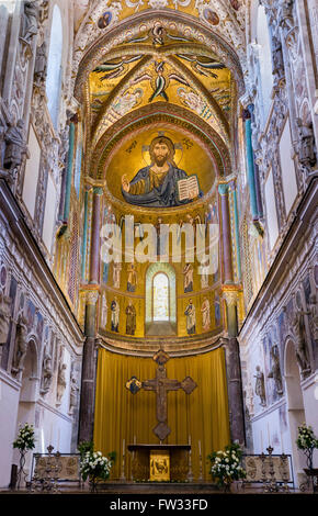 Le Christ Pantocrator mosaïque de style byzantin, presbyterium de Santissimo Salvatore Cathédrale, La Cathédrale de Cefalù, Cefalù Banque D'Images