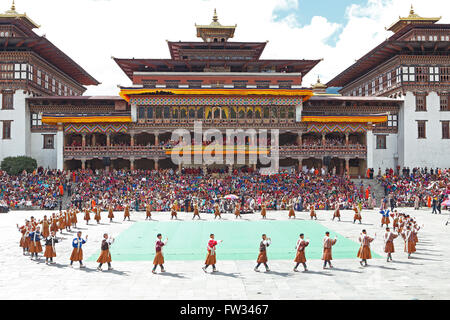 Les danseurs et les spectateurs à l'Tashichho Dzong festival monastère, Thimphu, Bhoutan Banque D'Images