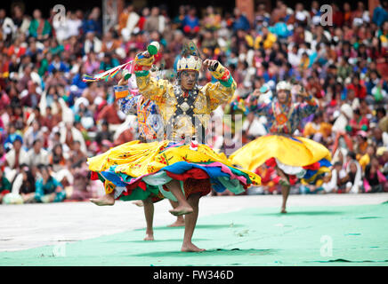 Les danseurs et les spectateurs à l'Tashichho Dzong festival monastère, Thimphu, Bhoutan Banque D'Images