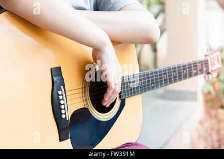 Woman's hands avec guitare acoustique à vous détendre post, stock photo Banque D'Images