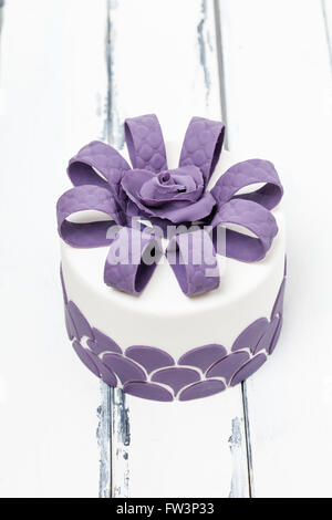 Gâteau décoré de lilas sur fond vintage Banque D'Images