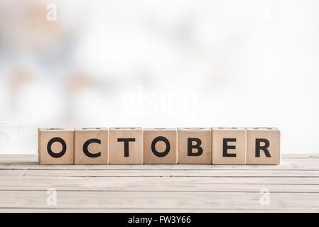 Octobre signe fait de cubes en bois sur un bureau Banque D'Images