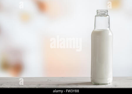 Bouteille de lait debout sur une table en bois Banque D'Images