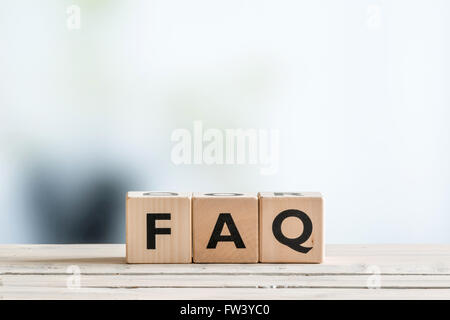 FAQ Inscription faite de bois sur une table de bureau Banque D'Images