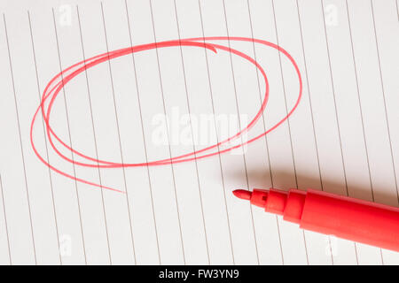 Cercle rouge et un marqueur sur un morceau de papier Banque D'Images