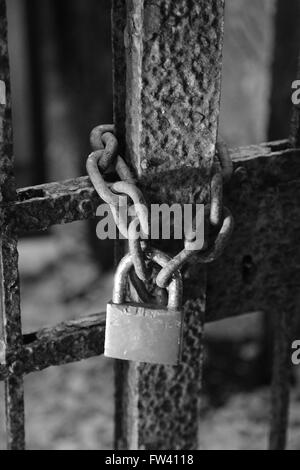 Big old rusty cadenas avec la chaîne et la porte de prison Banque D'Images