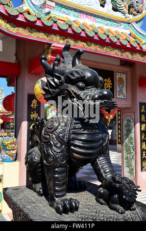 À tête de dragon appelé unicorn ou qilin kylin statue au pilier de culte dans la ville de Suphanburi, Thaïlande Suphanburi. Banque D'Images