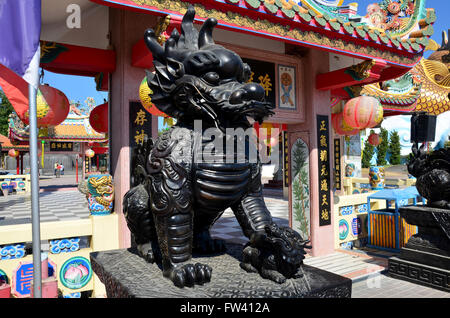 À tête de dragon appelé unicorn ou qilin kylin statue au pilier de culte dans la ville de Suphanburi, Thaïlande Suphanburi. Banque D'Images