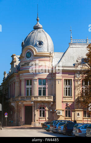 Ruse, Bulgarie - 29 septembre 2014 : Façade de l'ancienne bibliothèque bâtiment 'Luben Karavelov' dans le centre-ville de Roussé Banque D'Images