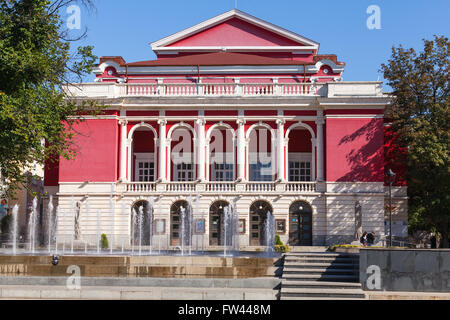 Ruse, Bulgarie - 29 septembre 2014 : Façade de l'Opéra nationale bulgare en Ruse Banque D'Images